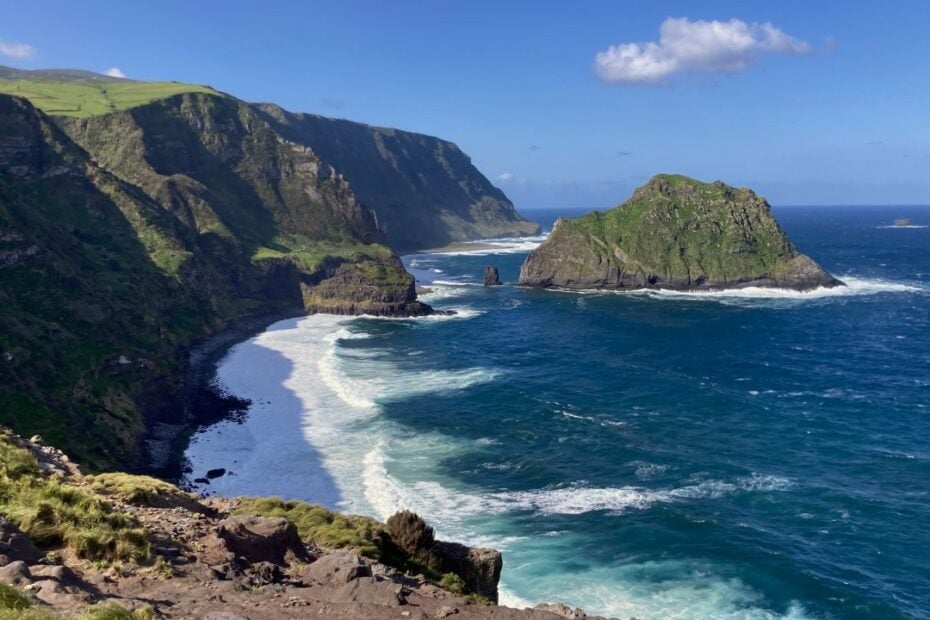 Ocean, cliffs and islands