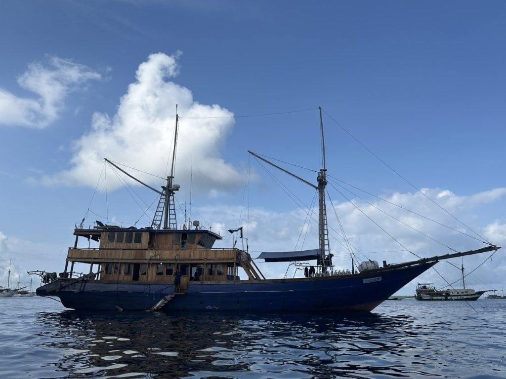 Situju7 phinisi ship in Raja Ampat