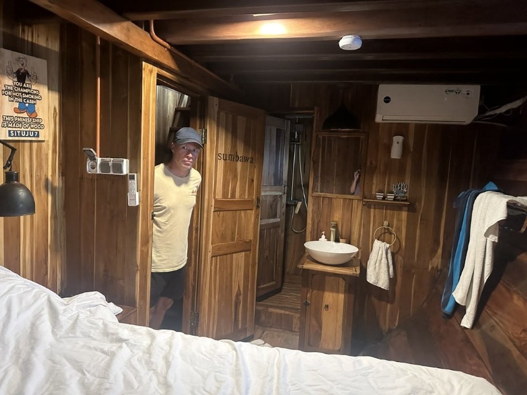 Man peeking into a cabin on the Situju7 Raja Ampat liveaboard