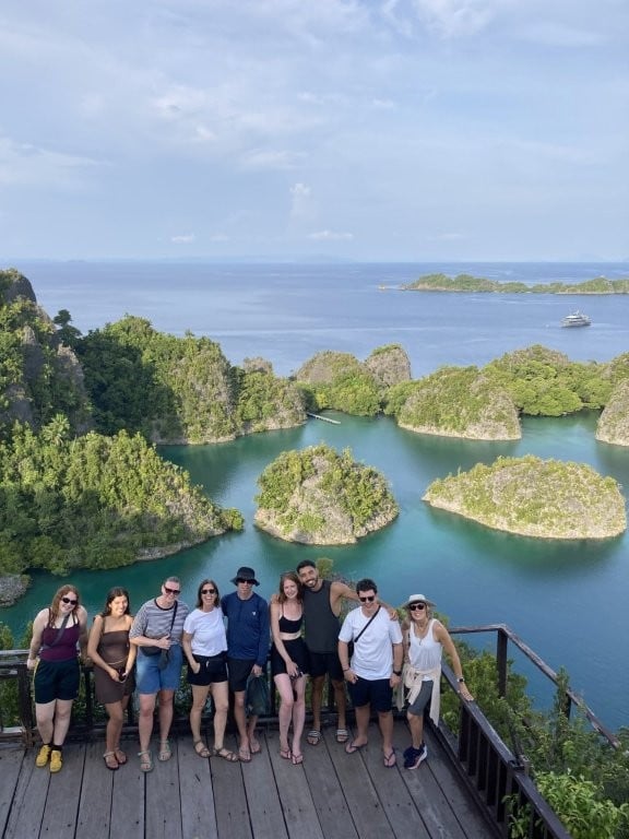 Group shot in front of the Piaynemo islands