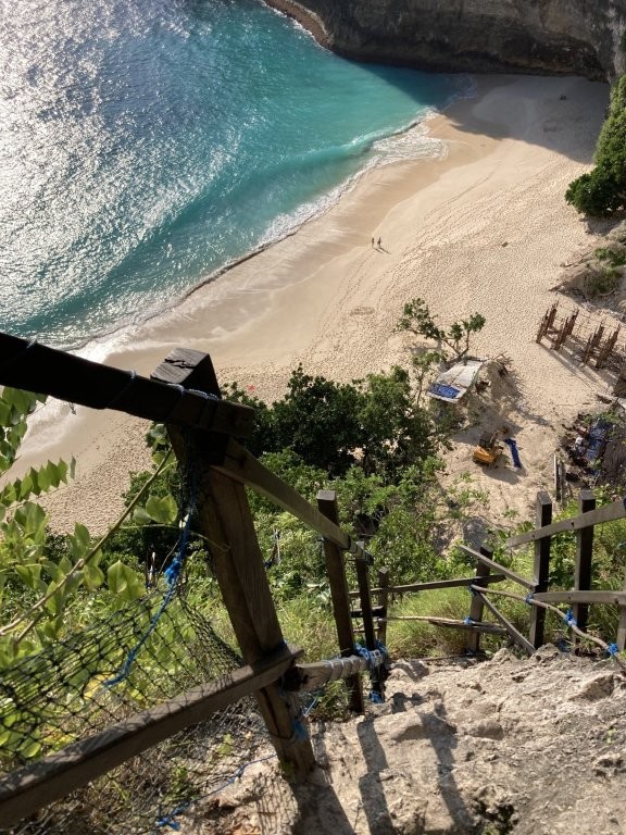 Steep and slippery path leading down to Kelingking Beach