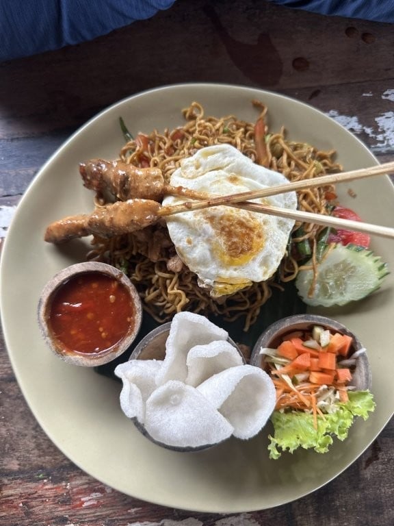 Mie goreng with chicken satay