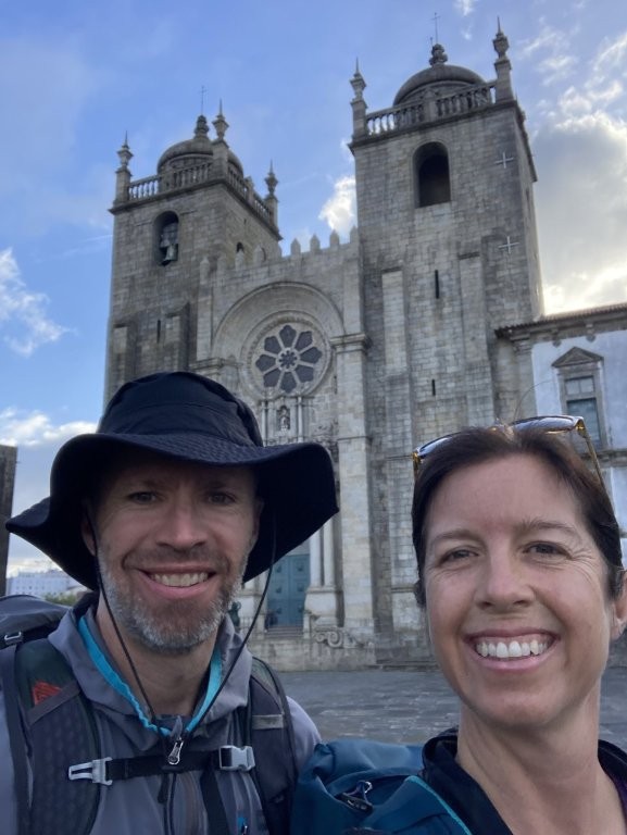 Couple in front of the Porto cathedral
