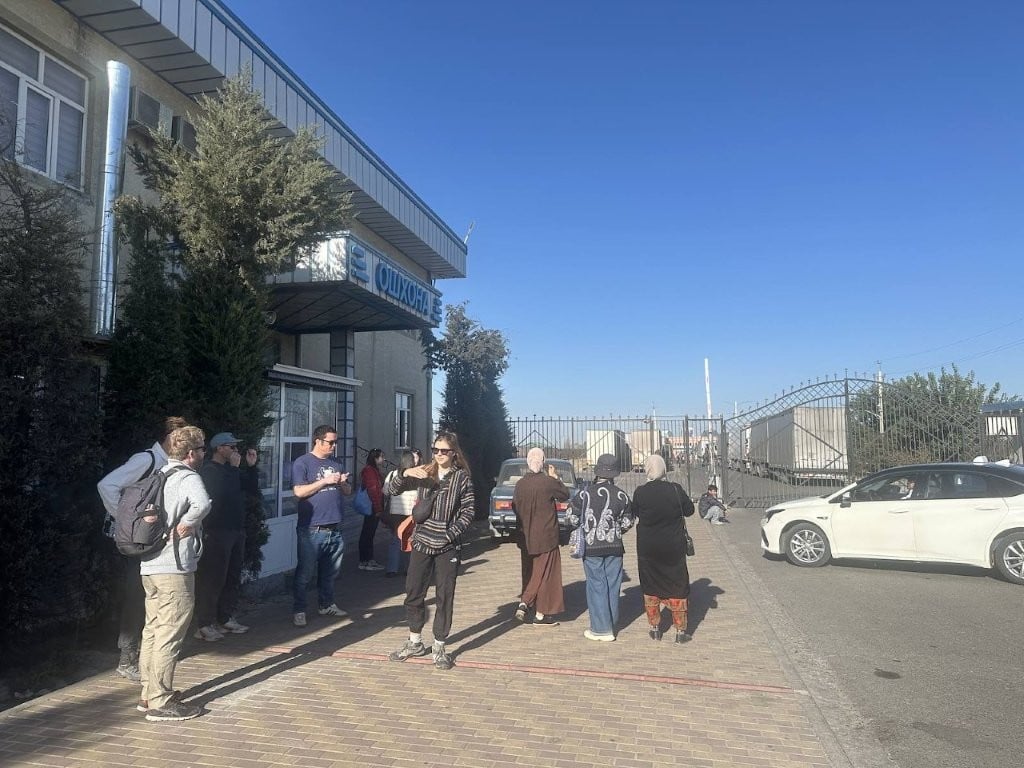 Tourists waiting for their van to see the Seven Lakes of the Fann Mountains